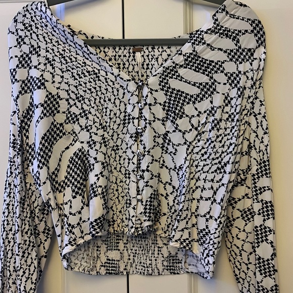 Free People Reptile Skin Patterned Long Sleeve Cropped Blouse Top Button Puff - Picture 2 of 9